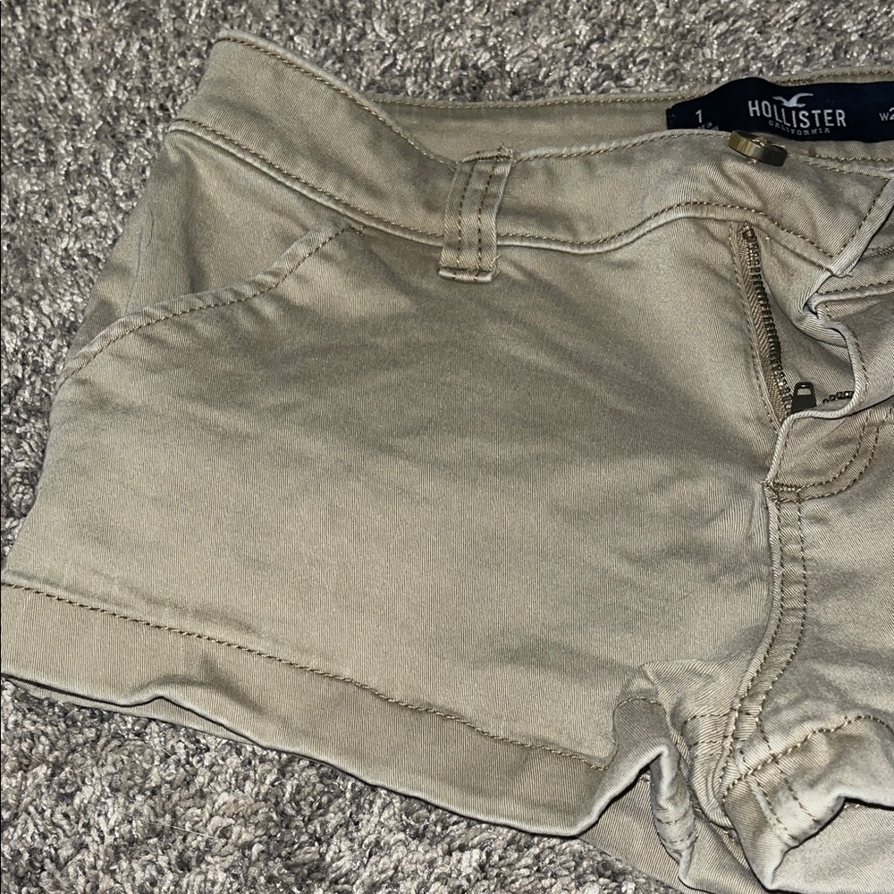 Tan colored shorts - Picture 4 of 5